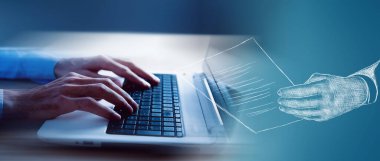 Resimli el kağıdı tutuyor. Adam dizüstü bilgisayarla çalışıyor