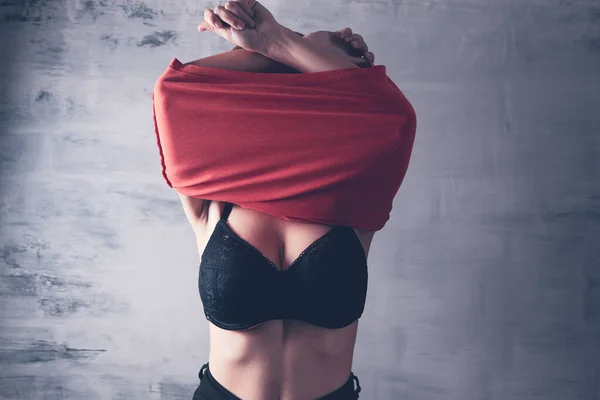 Sexig Ung Kvinna Tar Sig Kläderna — Stockfoto