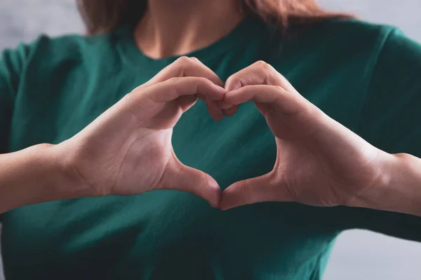 Mujer Joven Mostrando Corazón Con Sus Dedos — Foto de Stock