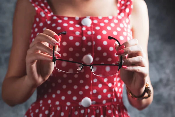 Optik Gözlüklü Genç Kadın — Stok fotoğraf