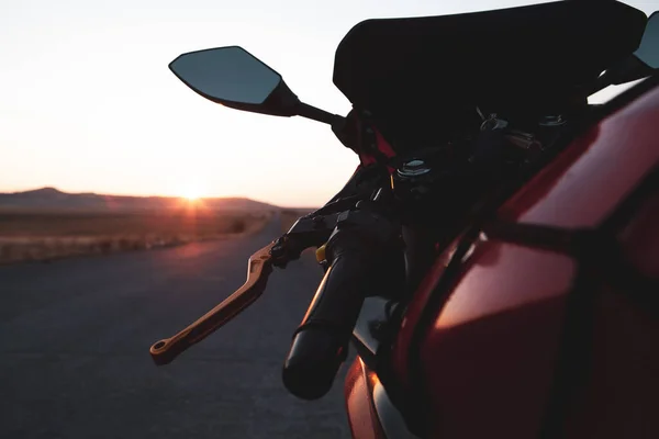 Motorcykel Står Vägen Vid Solnedgången — Stockfoto