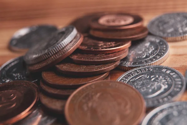 Tahta masadaki bozuk paralar.