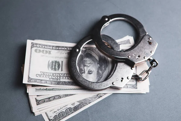 Kelepçe ve para masanın üstünde.