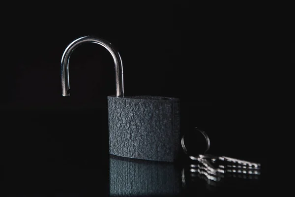 Cerradura Llaves Sobre Fondo Oscuro —  Fotos de Stock