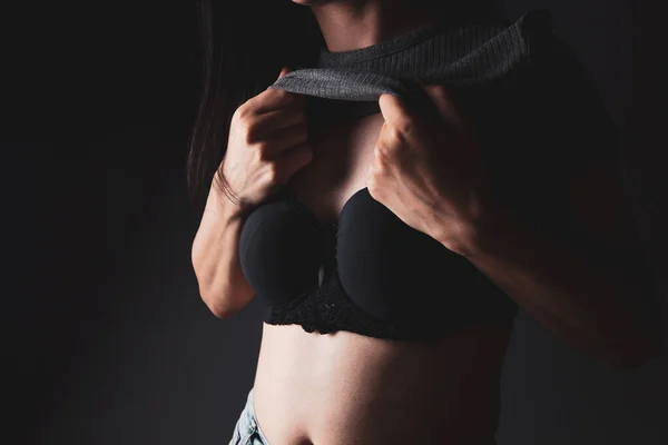 Сексуальная Молодая Женщина Снимает Одежду — стоковое фото