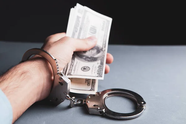 Ein Mann Handschellen Hält Geld Der Hand Konzeptkriminalität — Stockfoto