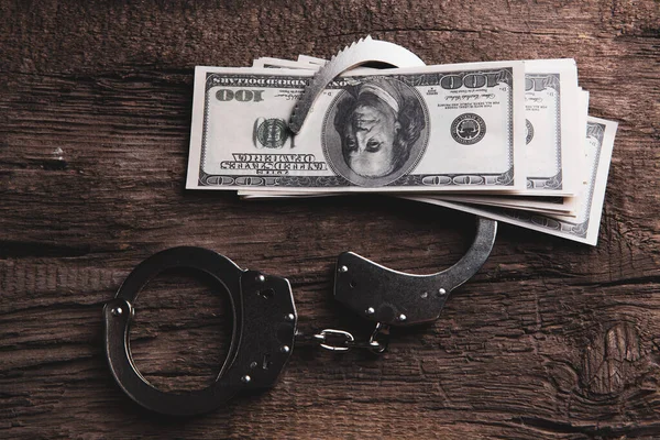 Kelepçe ve para masanın üstünde.