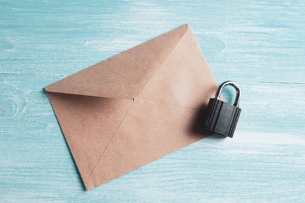 Masaya yazmak için zarfa kilitle