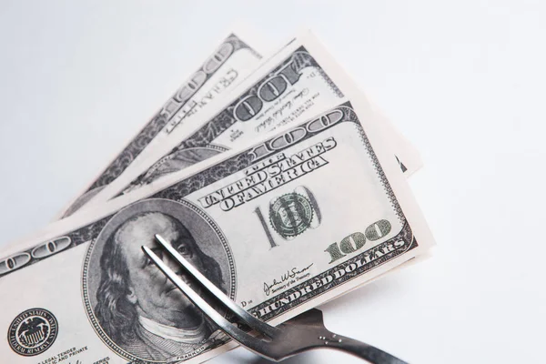 Çatalın üzerinde bir banknot.