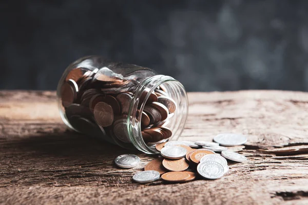 Masada bir kavanoz bozuk para var.