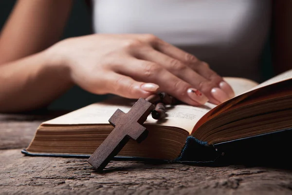 Kobieta Modli Się Krzyżu Trzymając Książkę — Zdjęcie stockowe