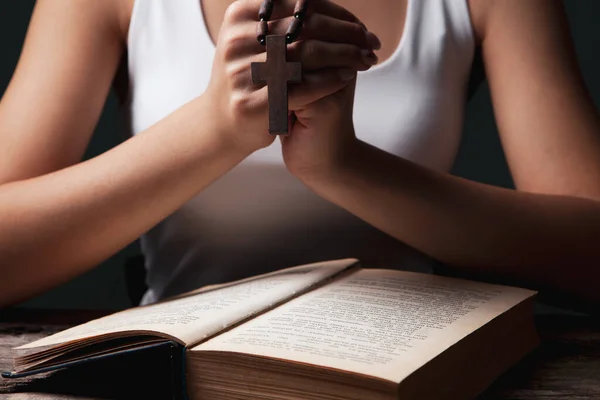 Женщина Молится Книге Держа Крест — стоковое фото