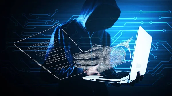 Resimli el kağıdı tutuyor. Hacker dizüstü bilgisayarla ayakta duruyor