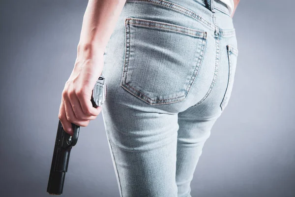 Młoda Kobieta Trzyma Pistolet — Zdjęcie stockowe