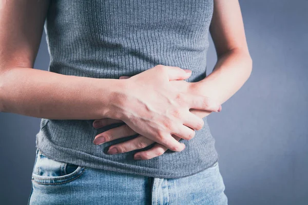 genç bir kız bir mide ağrısı vardır