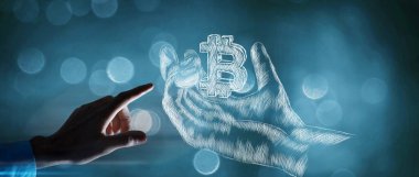 Resimli el, bitcoin ikonunu tutuyor. Adam ekrana tıklıyor