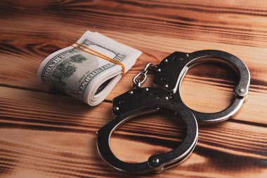 Kelepçe ve para masanın üstünde.