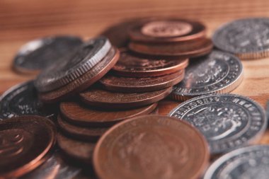 Tahta masadaki bozuk paralar.