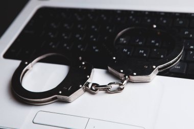 Dizüstü bilgisayardaki hakimin tokmağı. siber suç