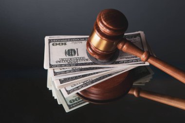 Hakimin çekiç darbesinin altında.