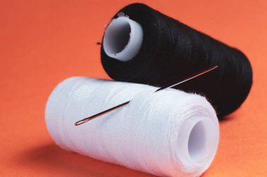 Masadaki siyah beyaz iplik