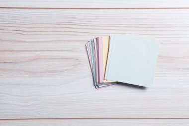 Masanın üzerindeki çok renkli albüm kağıtları