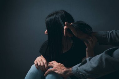 Koca, karısının saçını çekiyor. ev içi şiddet