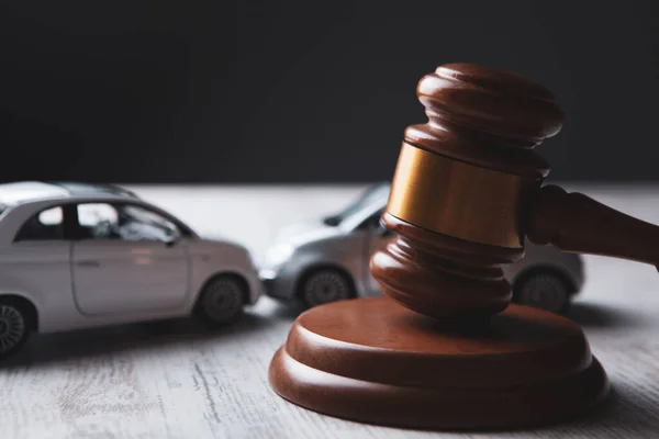 Αυτοκίνητα Και Σφυρί Του Δικαστή — Φωτογραφία Αρχείου