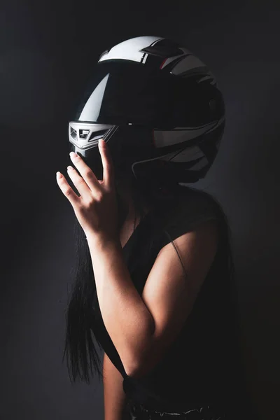 Eine Frau Steht Einem Motorradhelm — Stockfoto