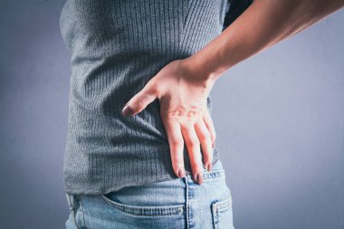 Genç bayanın böbrek ağrısı var.