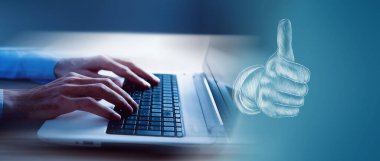 Baş parmaklarını gösteren resimli el. Elle çizilmiş. Adam dizüstü bilgisayarla çalışıyor