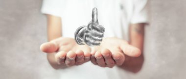 Baş parmaklarını gösteren resimli el. Elle çizilmiş. Avuç içleri tutan adam