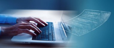 Elle çizilmiş sözleşme kağıdı. Çizim. Adam dizüstü bilgisayarla çalışıyor