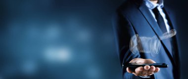 Yargıç Tokmak 'ın elinden çıktı. Telefonu tutan adam.