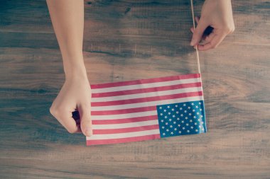 Masada Amerika bayrağını tutan kadın