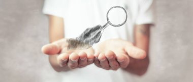 El çizimi bir büyüteç tutuyor. boş avuçlar