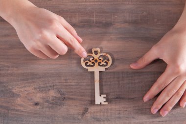 Genç kız ahşap anahtarlar tutuyor.