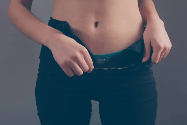 Sexy Junge Frau Zieht Ihre Jeans Aus — Stockfoto