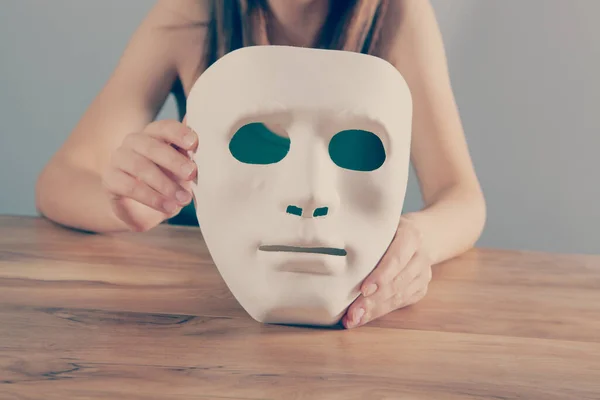 Giovane Ragazza Possesso Maschera Anonima — Foto Stock