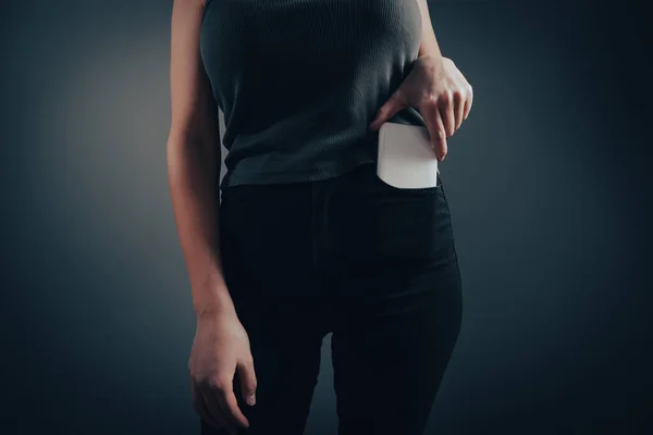 Γυναίκα Παίρνει Τηλέφωνο Από Την Τσέπη Της — Φωτογραφία Αρχείου