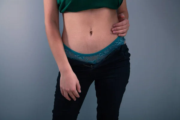 Sexy Junge Frau Zieht Ihre Jeans Aus — Stockfoto