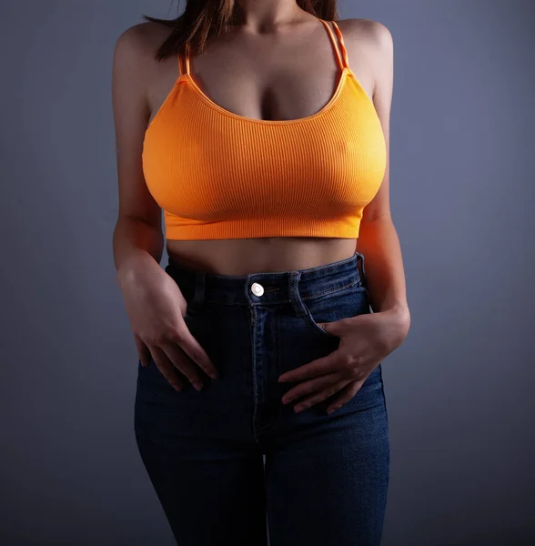 Ung Kvinna Poserar Jeans — Stockfoto