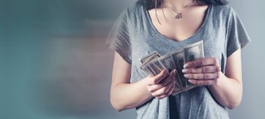 İçerde banknotları sayan genç bir kadın.