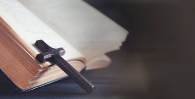 Kitabı aç ve masanın üzerinde çapraz yap.