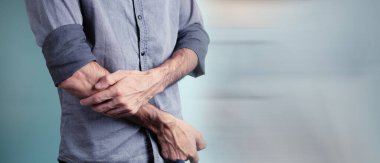 Adamın elinde bir ağrı var.