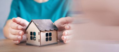 Genç bir kız ev tutuyor.