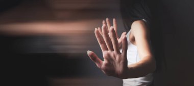 Kadın yüzünü üzüntüyle kapattı.