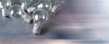 Masanın üzerinde ampuller var. kavram fikri