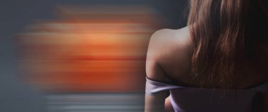 Genç bir kadın cinsel olarak soyunuyor.