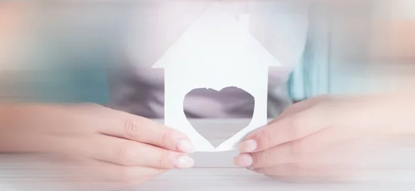 Jovem Segurando Uma Casa Com Forma Coração — Fotografia de Stock